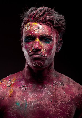 Hombre con arte corporal sangriento y arte facial
