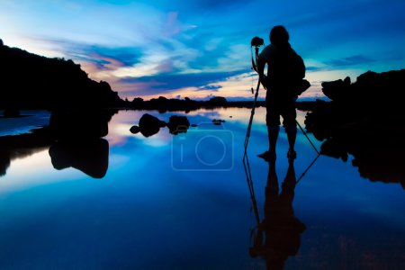 Téléchargez les photos : Silhouette du photographe prenant coucher de soleil lever du soleil avec réflexion - en image libre de droit