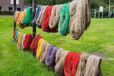 Séchage de fils de tapis colorés au Musée de la Tapisserie de Genemuiden
