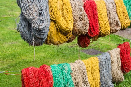 Téléchargez les photos : Séchage de fils de tapis colorés au Musée de la Tapisserie de Genemuiden Hollande - en image libre de droit