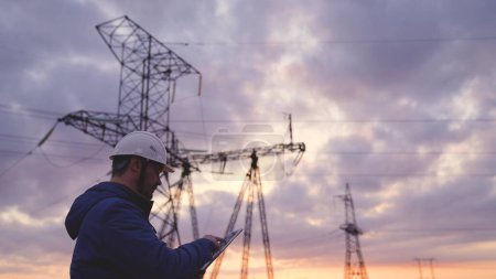 Trabajador trabajador de energía realiza reparaciones de ingeniería de energía con una tableta, trabajo preventivo de un ingeniero, electricidad bajo la red de voltaje, planeta concepto de tecnologías de negocio Trabajador trabajador de energía realiza reparaciones de ingeniería de energía con una tableta, trabajo preventivo de un ingeniero, electricidad bajo la red de voltaje, planeta concepto de tecnologías de negocio
