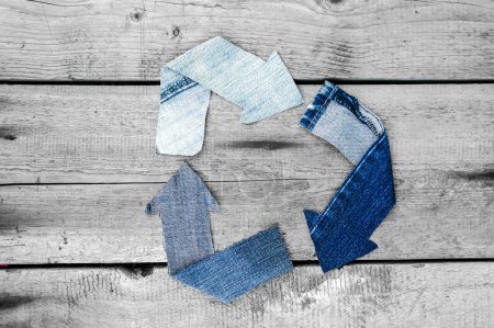 Téléchargez les photos : Recycler le logo du vieux tissu en denim usagé - en image libre de droit