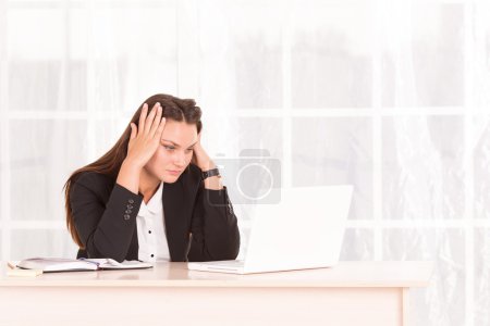 Téléchargez les photos : Étudiante. Femme d'affaires moderne travaillant dans un bureau lumineux. Directeur, secrétaire. Femme dans le bureau de l'entreprise. La forme physique sur le lieu de travail. Santé au bureau. Levez les mains vers le haut
. - en image libre de droit