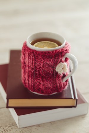 Taza con té y libros
