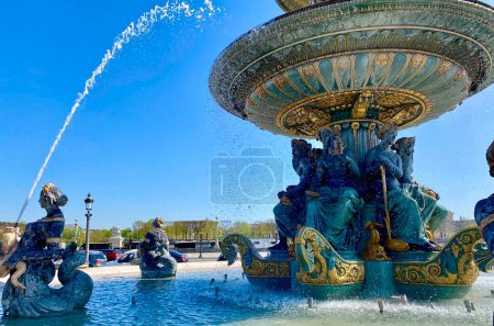 Hermosa fuente en la Place de la Concorde de París