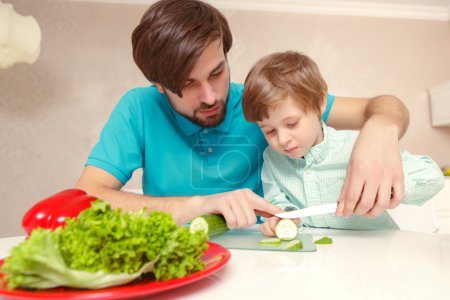Padre cocina con su hijo
