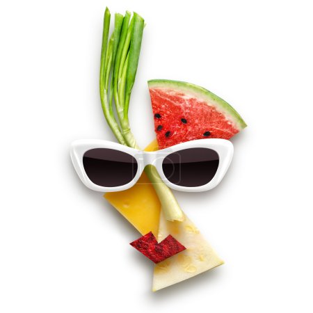 Un arte sabroso. Quirky food concepto de cara femenina de estilo cubista en gafas de sol hechas de frutas y verduras, aisladas en blanco
. Un arte sabroso. Quirky food concepto de cara femenina de estilo cubista en gafas de sol hechas de frutas y verduras, aisladas en blanco
.