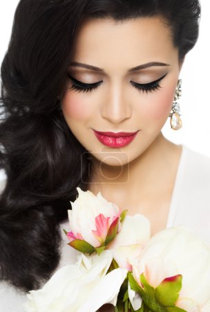 Téléchargez les photos : Portrait studio d'une belle jeune femme à la peau bronzée, aux longs cheveux coiffés et au joli maquillage
. - en image libre de droit