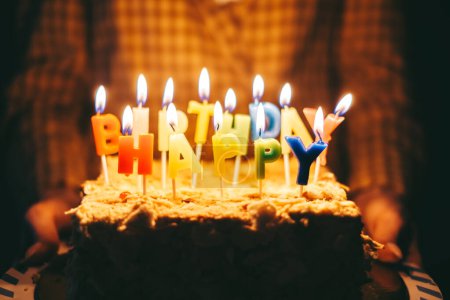 Mujer sosteniendo un pastel de cumpleaños con velas encendidas en las manos. Foto de alta calidad Mujer sosteniendo un pastel de cumpleaños con velas encendidas en las manos. Foto de alta calidad