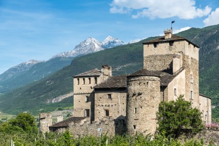 castillo medieval sarriod de la tour en italia cerca de aosta
