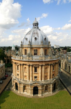 Foto de La Cámara Radcliffe diseñada por James Gibbs y construida en Oxford, Oxfordshire, Inglaterra, entre 1737 y 1749 para albergar originalmente la Biblioteca de Ciencias de Radcliffe, pero ahora son las salas de lectura adicionales para la Biblioteca Bodleian - Imagen libre de derechos