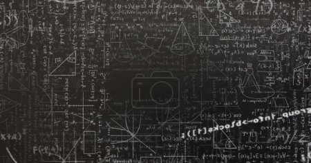 Foto de Imagen digital del procesamiento de datos contra ecuaciones matemáticas sobre fondo negro. escuela y concepto de educación - Imagen libre de derechos