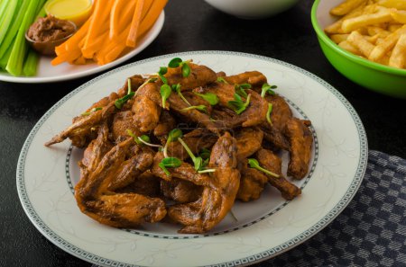 Fiesta deportiva - alas de pollo, verduras, papas fritas, pizza
