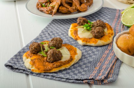 Fiesta deportiva - alas de pollo, verduras, papas fritas, pizza

