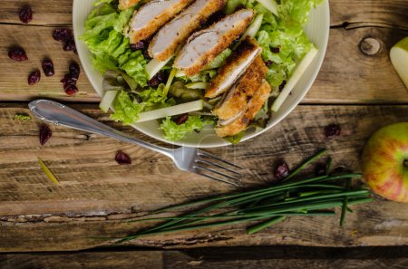 Téléchargez les photos : Salade Waldort, salade très simple et délicieuse avec noix et pommes, poulet grillé et trempette aux herbes - en image libre de droit