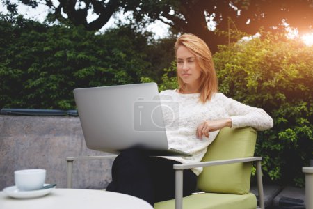 Mujer viendo vídeo en el ordenador portátil
Mujer viendo vídeo en el ordenador portátil