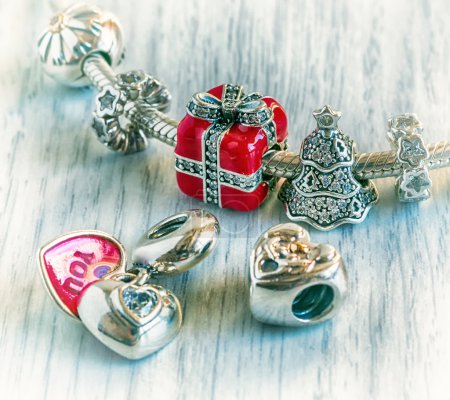 Foto de Pulsera de las mujeres Pandora, Charms close-up, joyería, vintage, estilo retro - Imagen libre de derechos