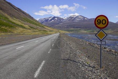 Téléchargez les photos : Route 1 ou périphérique avec limitation de vitesse dans le nord-ouest de l'Islande entre Varmahlid et Bakki - en image libre de droit