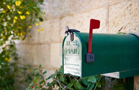 buzón de correo postal de EE.UU. con bandera roja
