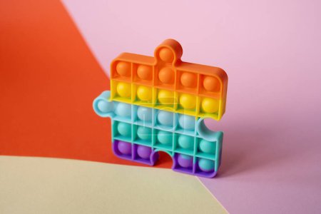 Nuevo juguete popular de silicona colorido anti-estrés popit para bebé en el fondo con formas geométricas. hoyuelo simple. Pop it juguete