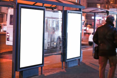 Foto de Publicidad cartel vertical en la ciudad brilla por la noche. MOCKUP para el diseño - Imagen libre de derechos