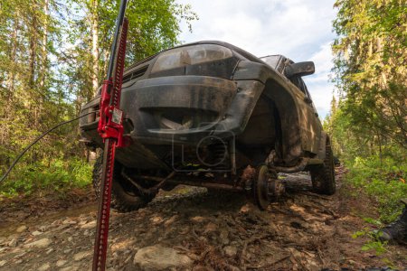 el coche quedó atascado fuera de la carretera