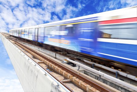 Resumen de tren de alta velocidad con hermoso fondo de cielo
