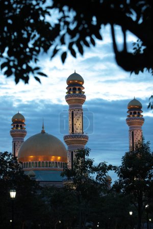 Foto de Mezquita Jame Asr Hassanil Bolkiah en la ciudad de Bandar seri Begawan en el país de Brunei Darussalam en Borneo en Southeastasia
. - Imagen libre de derechos