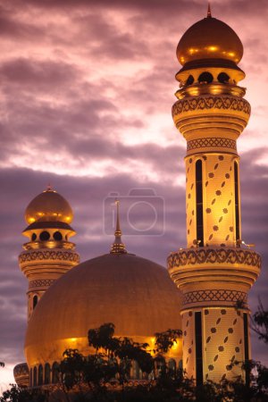 Foto de Mezquita Jame Asr Hassanil Bolkiah en la ciudad de Bandar seri Begawan en el país de Brunei Darussalam en Borneo en Southeastasia
. - Imagen libre de derechos