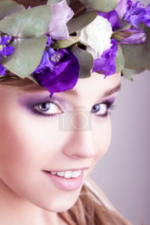 Chica con corona de flores posando en el estudio
