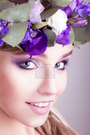 Foto de Chica con corona de flores posando en el estudio, fondo gris, retrato - Imagen libre de derechos