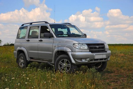 Vehículo todoterreno ruso "UAZ-Patriot" en el campo.