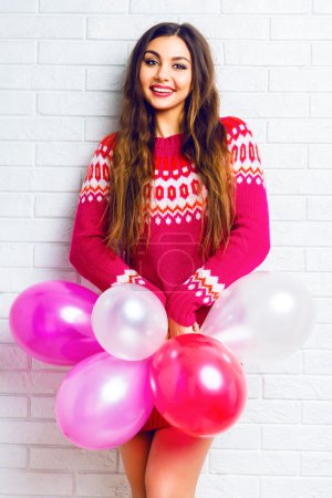 chica divirtiéndose en fiesta de cumpleaños
