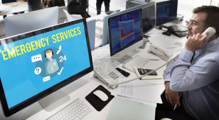 Empresario trabajando en computadora