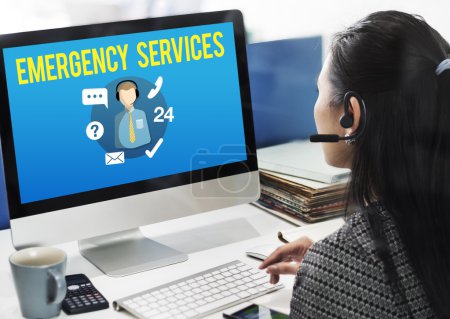 empresaria que trabaja en ordenador con servicios de emergencia
