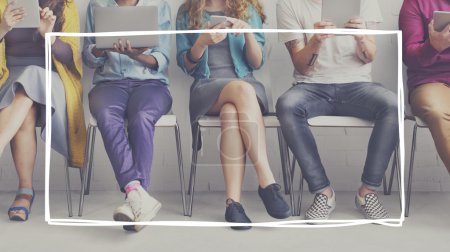 personas con aparatos digitales
 