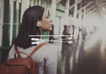 retrato de mujer en auriculares con mochila
retrato de mujer en auriculares con mochila