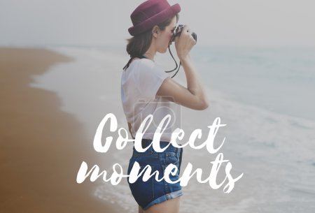 Foto de Chica en sombrero haciendo fotos en la cámara, Naturaleza y moda Concepto, texto: Recoger momentos - Imagen libre de derechos