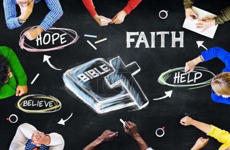 La gente discutiendo sobre la Biblia
