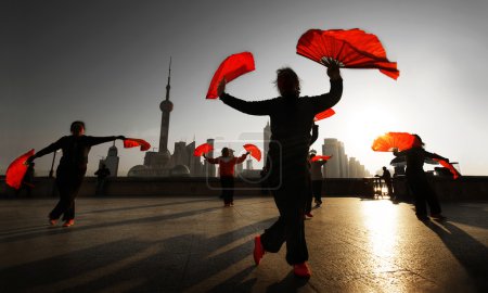 Danza tradicional china con fans
