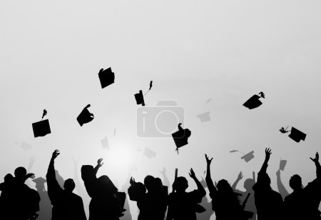 Foto de Grupo de Diversos Estudiantes Celebrando la Graduación - Imagen libre de derechos