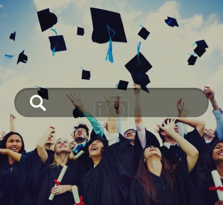 estudiantes arrojan gorras en el aire
