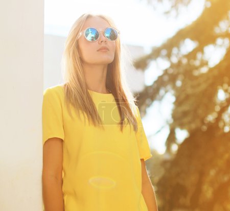 Foto de El verano, la moda y el concepto de la gente - retrato con estilo brillante mujer bonita en gafas de sol posando en la ciudad, la moda callejera - Imagen libre de derechos