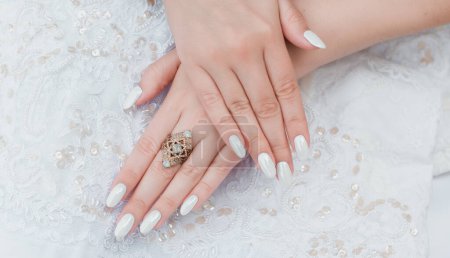 Ideas de manicura, bonitas uñas de boda. Boda blanca perla manicura, detalles de belleza