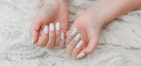 Ideas de manicura, bonitas uñas de boda. Boda blanca perla manicura, detalles de belleza
