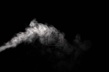 Polvo abstracto o humo aislado sobre fondo negro Polvo abstracto o humo aislado sobre fondo negro