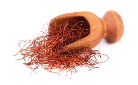 Hilos de chile rojo en cuchara de madera, aislados sobre fondo blanco. Primer plano