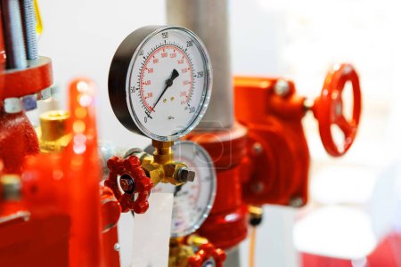 Foto de Sensor de presión en una sala de calderas industrial. Equipo de control de suministro de agua caliente. Primer plano - Imagen libre de derechos