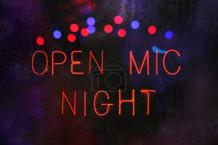 Abrir signo de noche de micrófono en ventana de lluvia