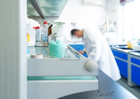 Foto de Joven investigador trabajando en laboratorio de química - Imagen libre de derechos